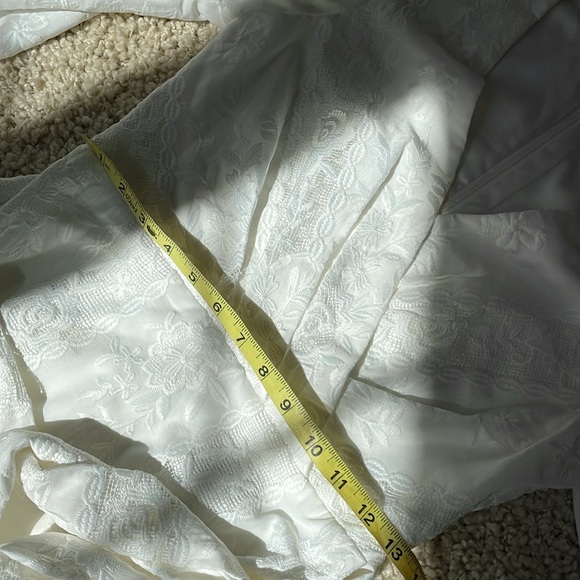 Badgley Mischka Collection stunning white floral lace wrap balloon sleeve dress - Picture 9 of 11